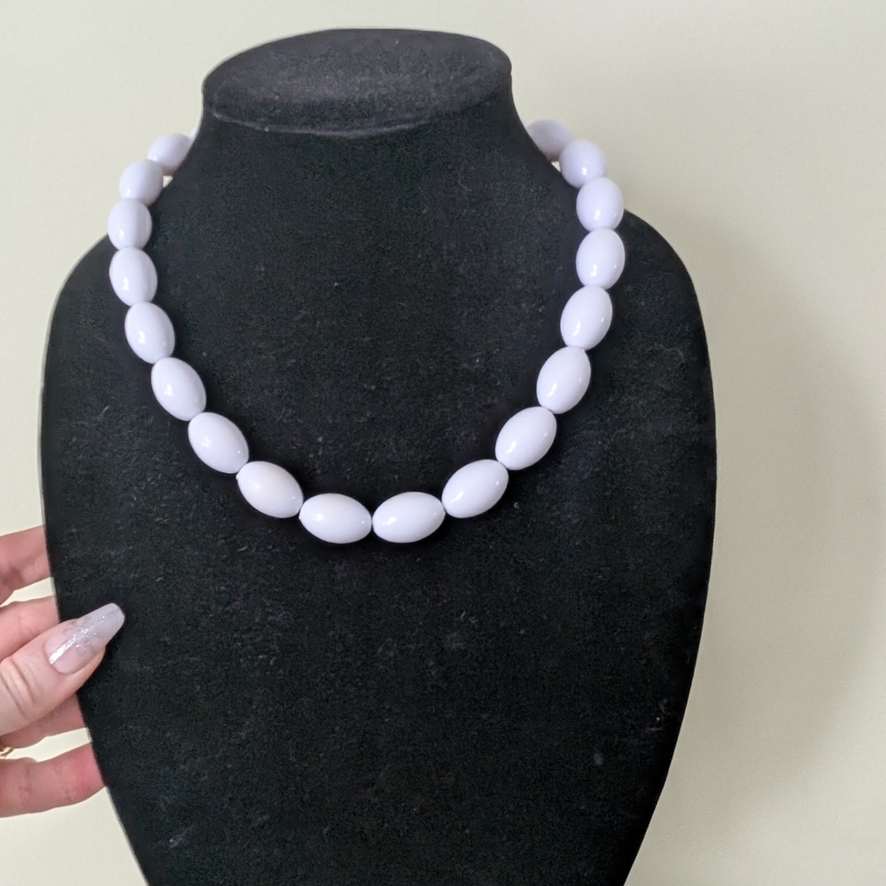 Vintage White Beaded Necklace - Picture 2 of 8
